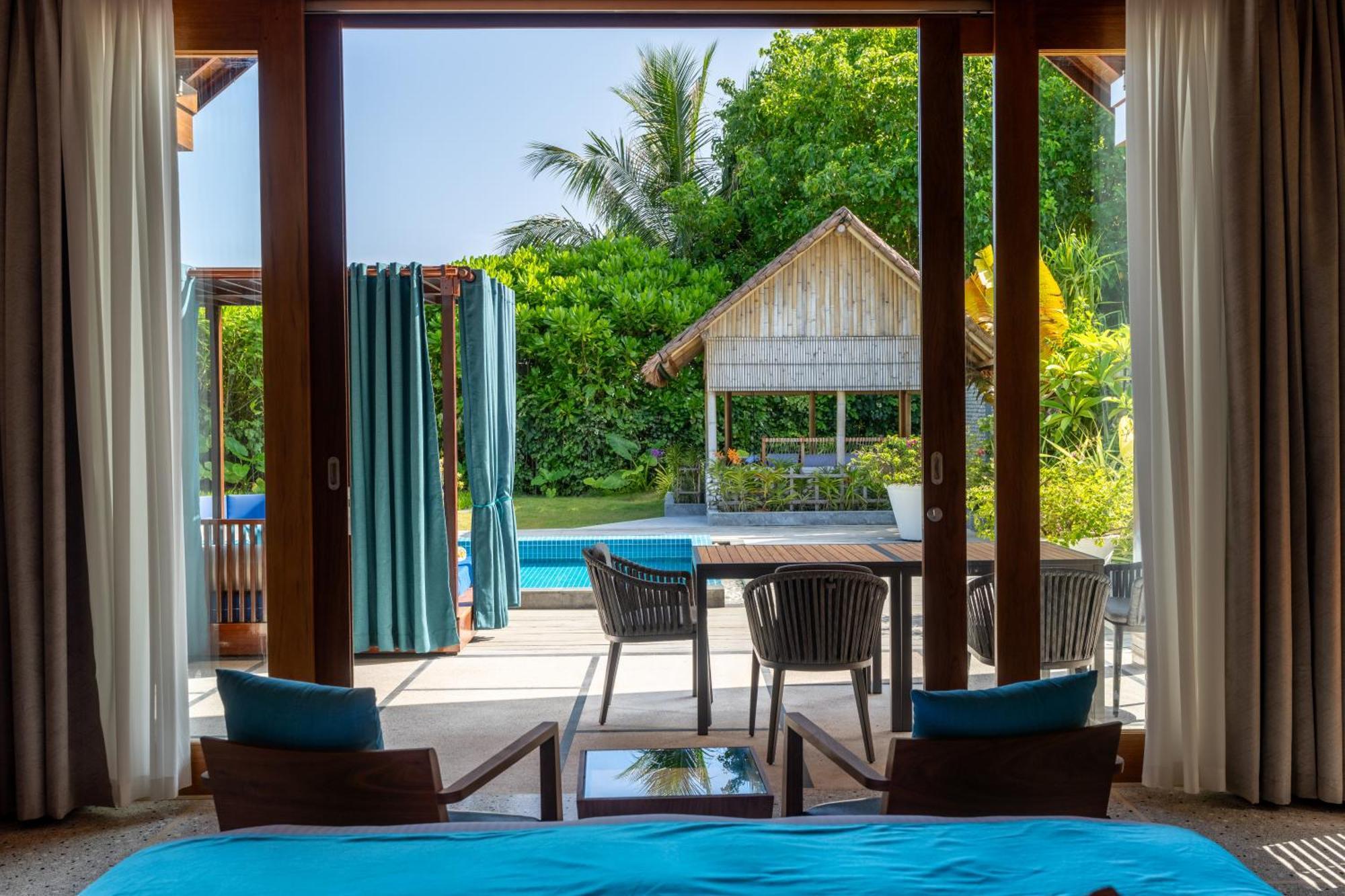 Furaveri Maldives - Complimentary Round-Trip Seaplane Transfer For Two For A Minimum Of 5 Nights Or More From May 1St To October 31St, 2025 Meedhoo  Room photo A view of the pool from a bedroom